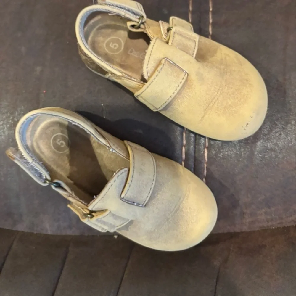 10/$20🔥Kids Tan Shoes‎ Cat & Jack  /toddler